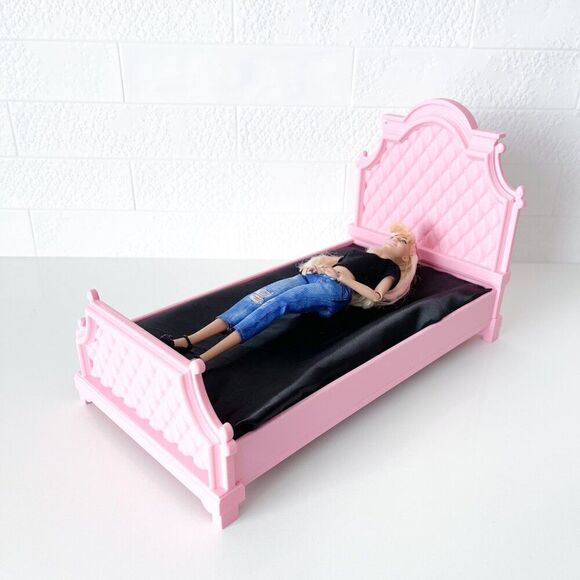 Pink Tufted Miniature Chesterfield Bed Queen Size 1:6 Scale Barbie Dollhouse - Picture 4 of 7